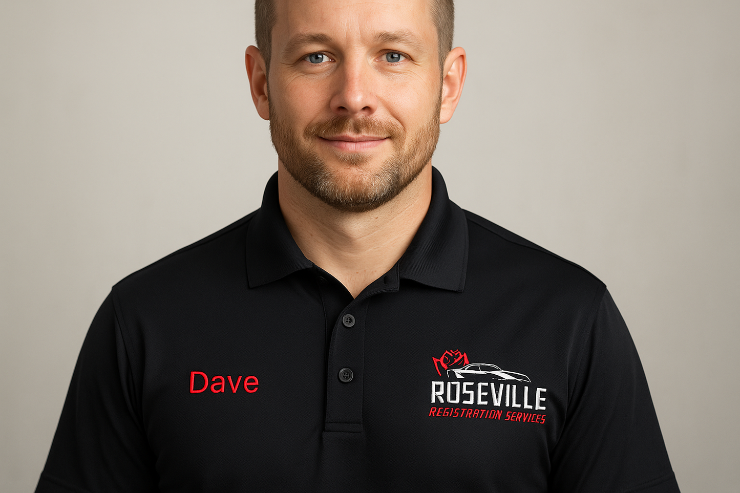 Mann trägt schwarzes Polo-Shirt mit Dave und Roseville Stickerei