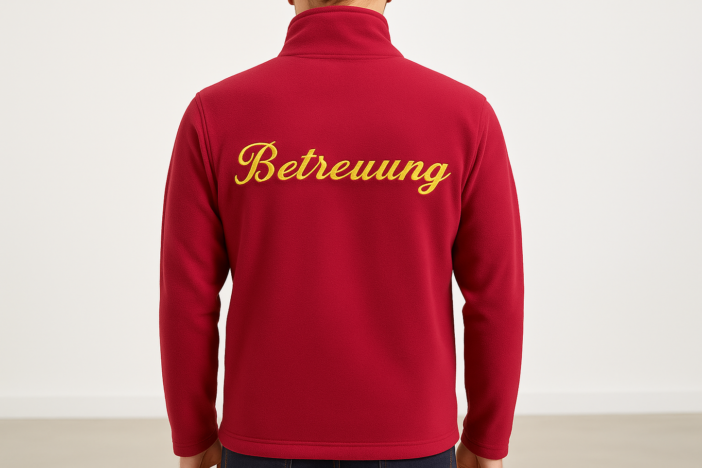 Professionelles Produktfoto mit Person in bestickter Jacke