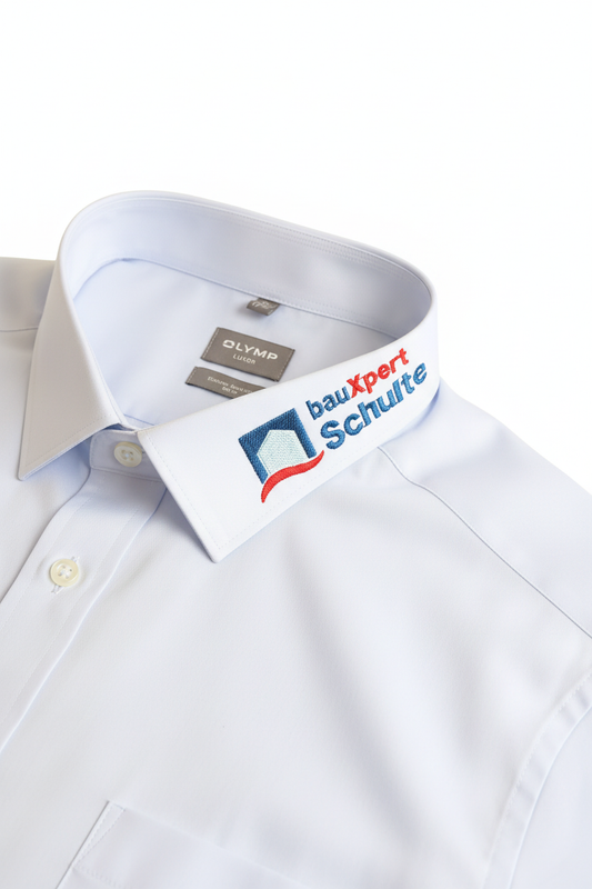 Professionelles Produktfoto - Weißes Hemd mit hauXpert Schulte Stickerei